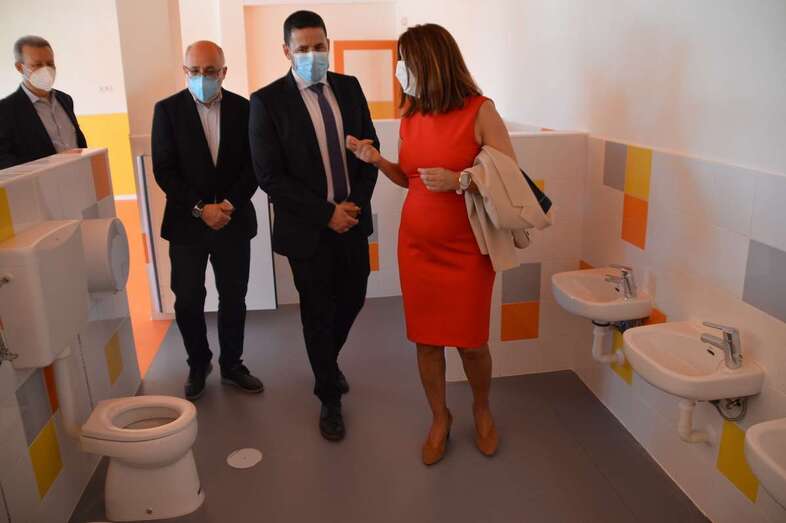 Imagen de la visita de autoridades públicas a la remozada Escuela Infantil de Las Remudas/TA.